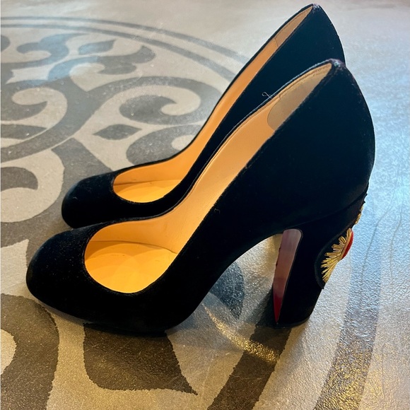 Christian Louboutin Cadrilla
Corazon Black Velvet Heels w/Gold Heart Embroidery - Picture 5 of 7